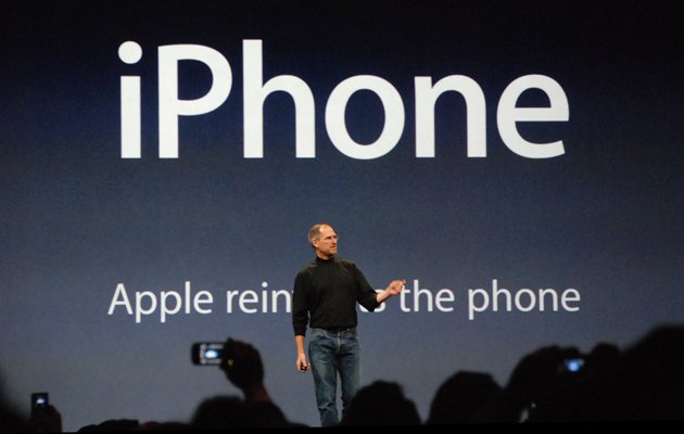 steve_jobs_presents_iphone