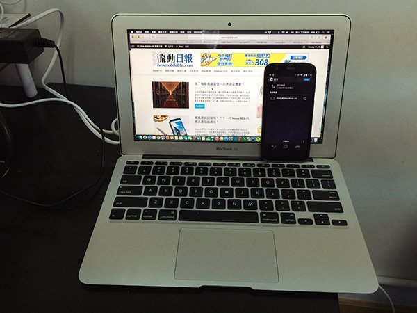 測試用 MacBook Air 和 Android 手機 Moto G (第一代)。