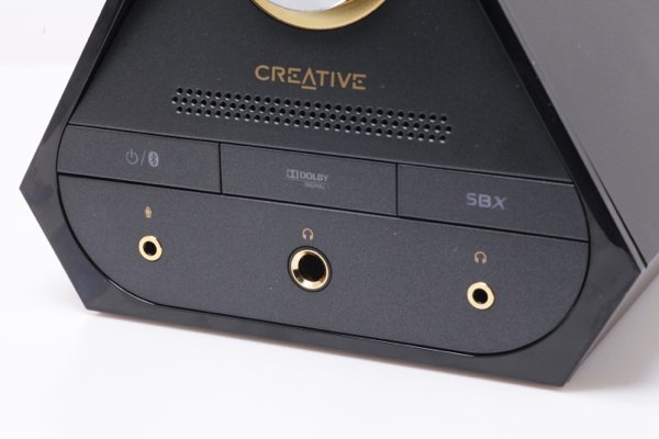 ▲機面有3.5mm及6mm耳機插口，最左還有收音咪。