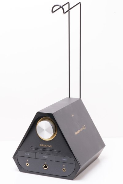 ▲它有一個耳機架掛放大耳機。