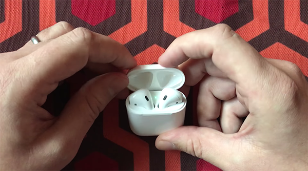 how to pull out airpods rightly 00