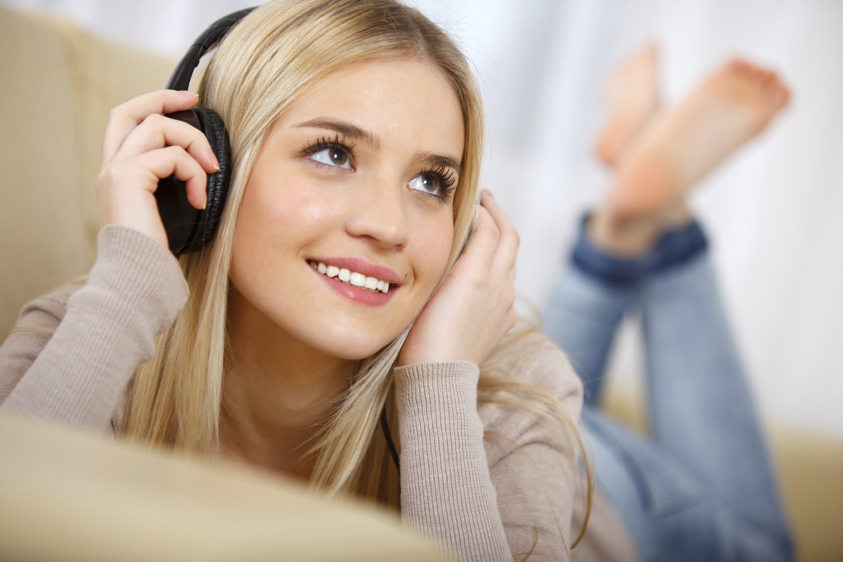 422111 blonde girl listening music