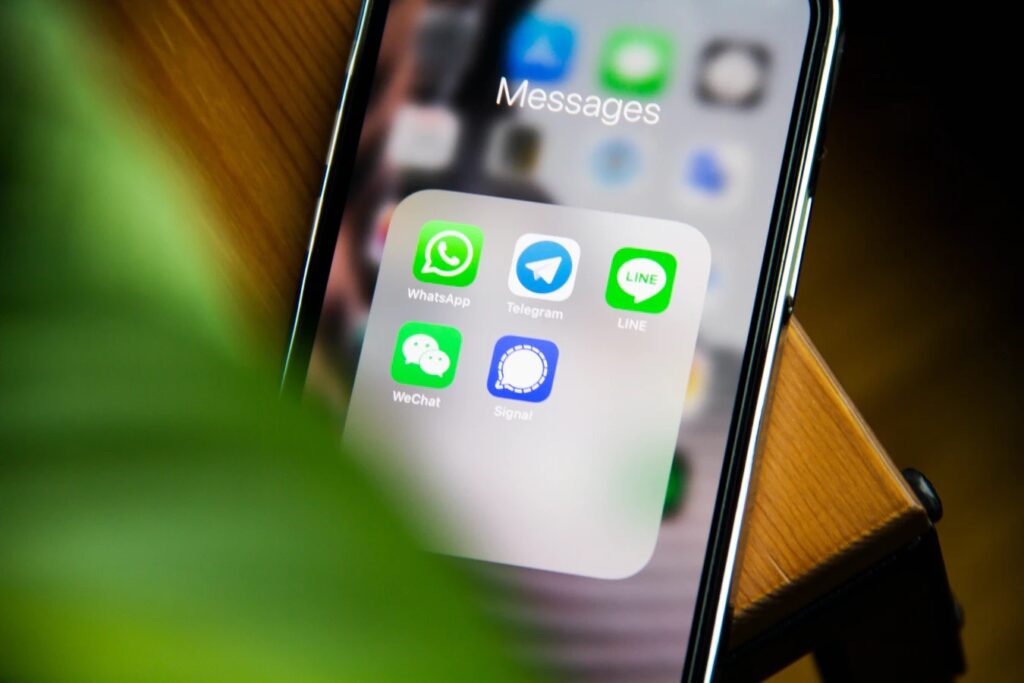 whatsapp signal