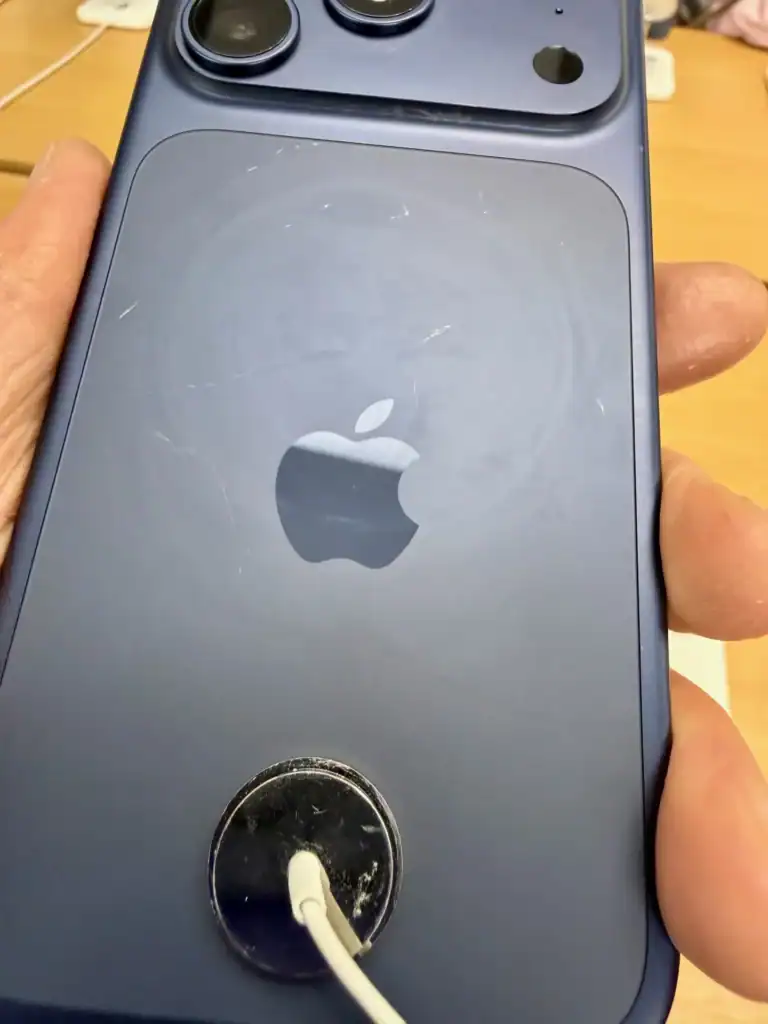 scratchgate iPhone 17 Pro blue