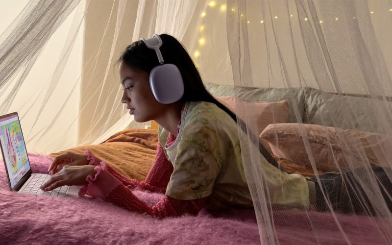 MacBook Neo Lifestyle 1